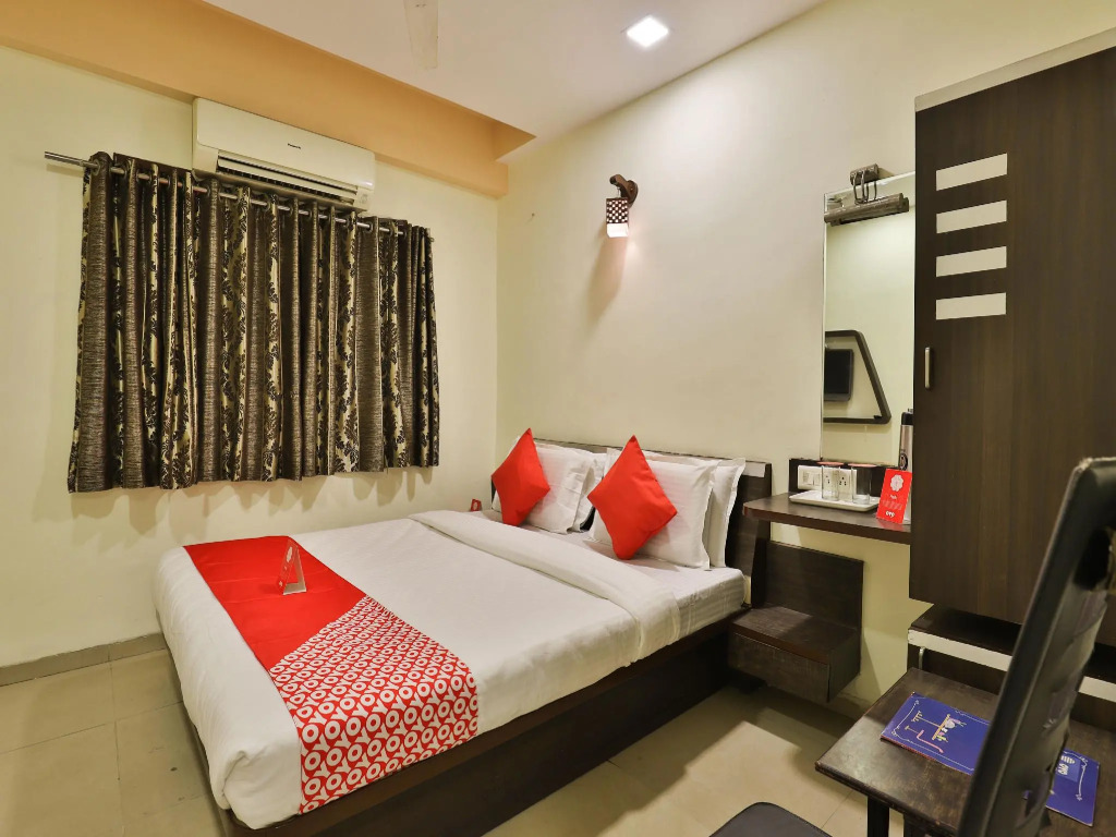 Capital O 11491 Hotel Santro