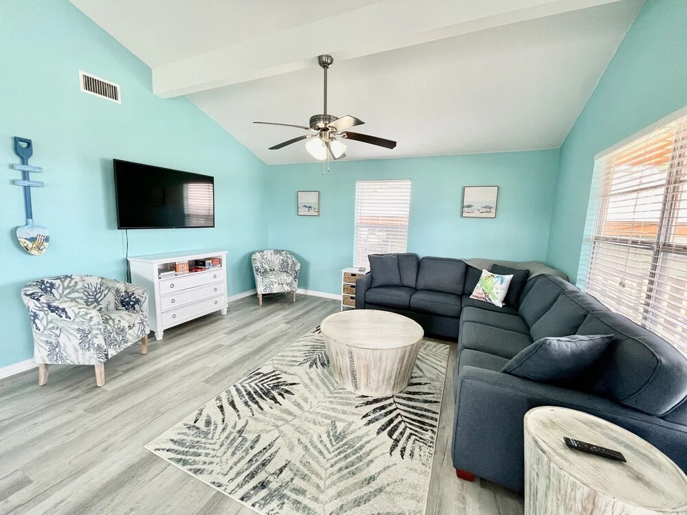 Beers And Sunshine 3 Bedroom Home by Redawning