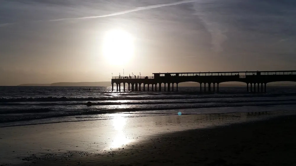 Beach Front 2-bed Apartment With Deck & BBQ