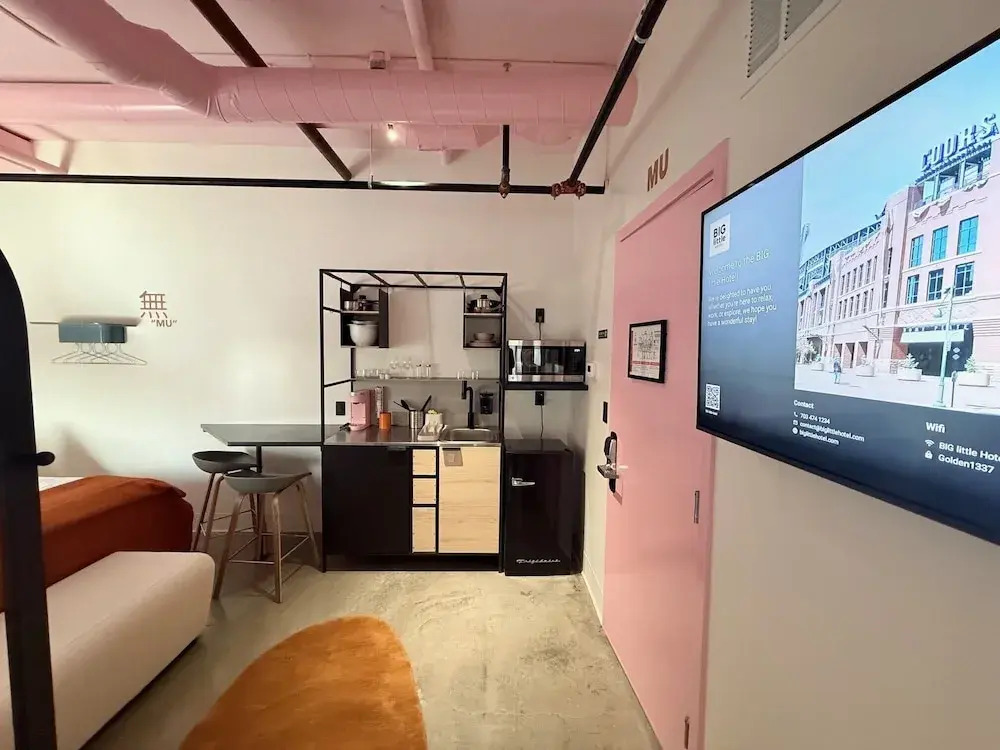 BIG little Hotel
