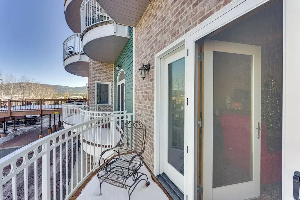1 Mi to Skiing: Mtn-view Condo in Angel Fire!