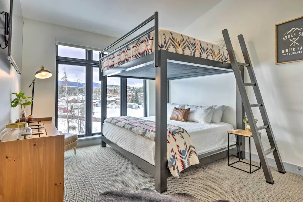 Condo w/ Mountain Views in Heart of Downtown!