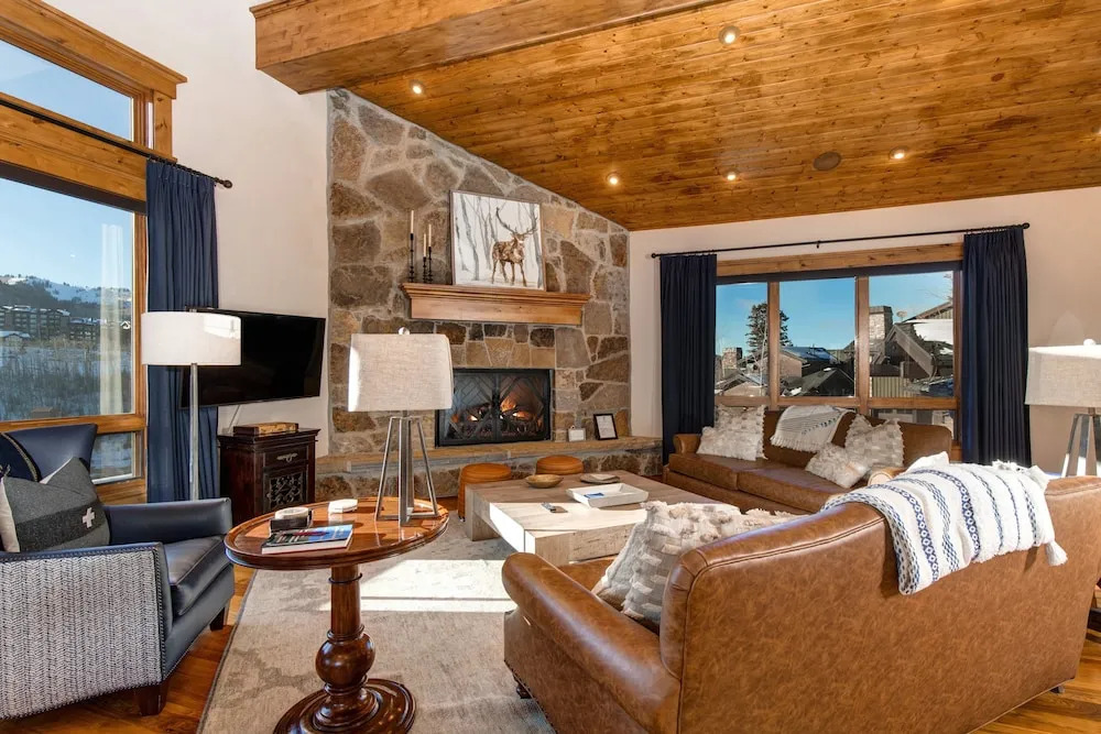 The Lookout 4 Bedrooms PLO-6590 by KBM