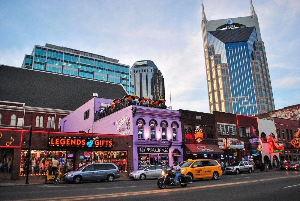 Honky Tonk Luxury 2BR/2BATH - Fast WIFI - Work Area - Free Parking! (CH2)