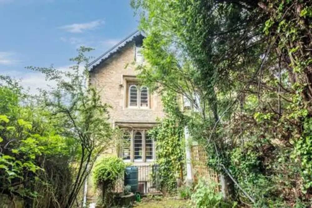 Basement Studio in Summertown With Kitchenette