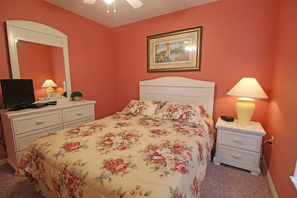 Golf , Walk To The Course 3 Bedroom Condo by RedAwning