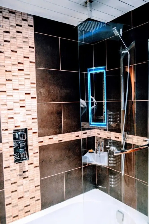 Modern 2 Bedroom Apartment Near the Sea