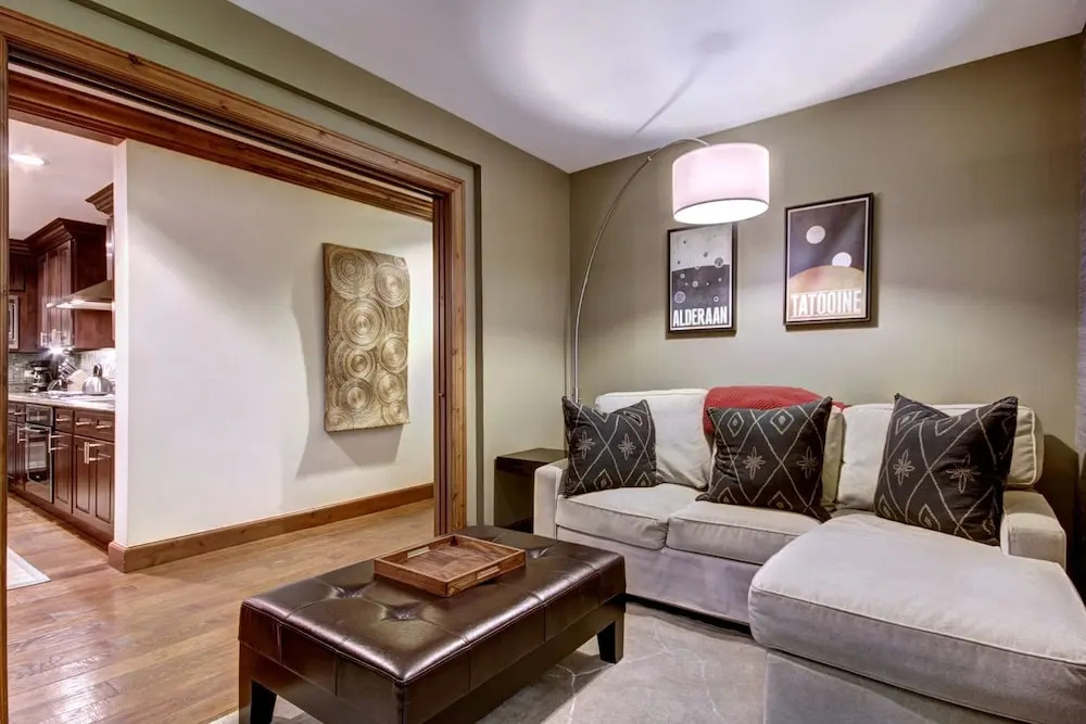 Luxury 2BR+Den Ritz-Carlton Residence by RedAwning