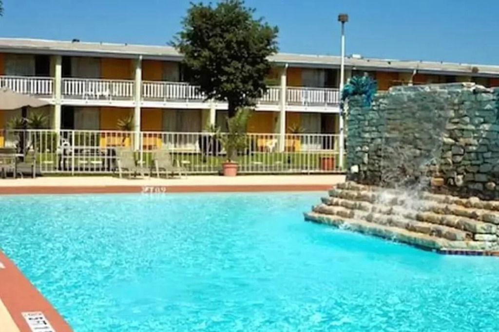 Mid Towne Inn & Suites