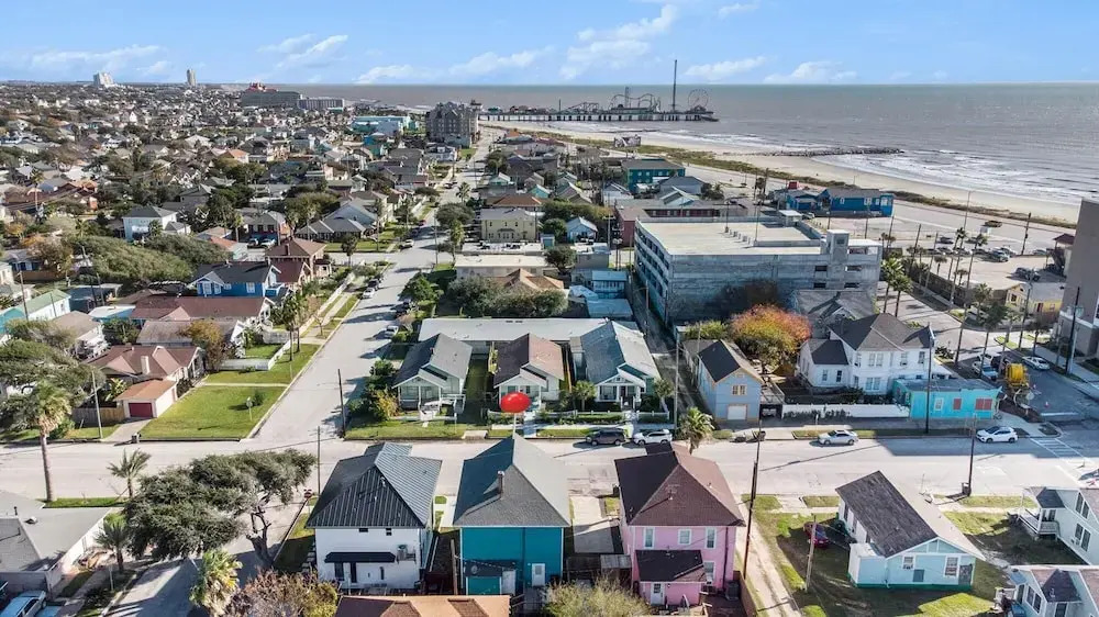 Large 4BR Home - Close to the Beach - Dog Friendly