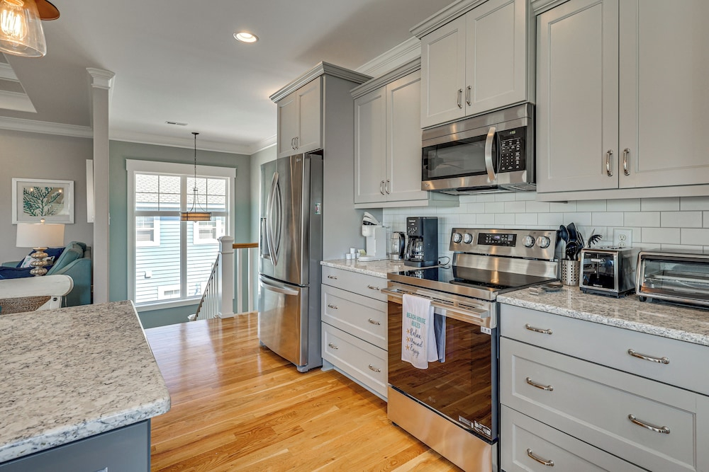 Spacious Coastal Gem on Oak Island 100 Yds to Sand