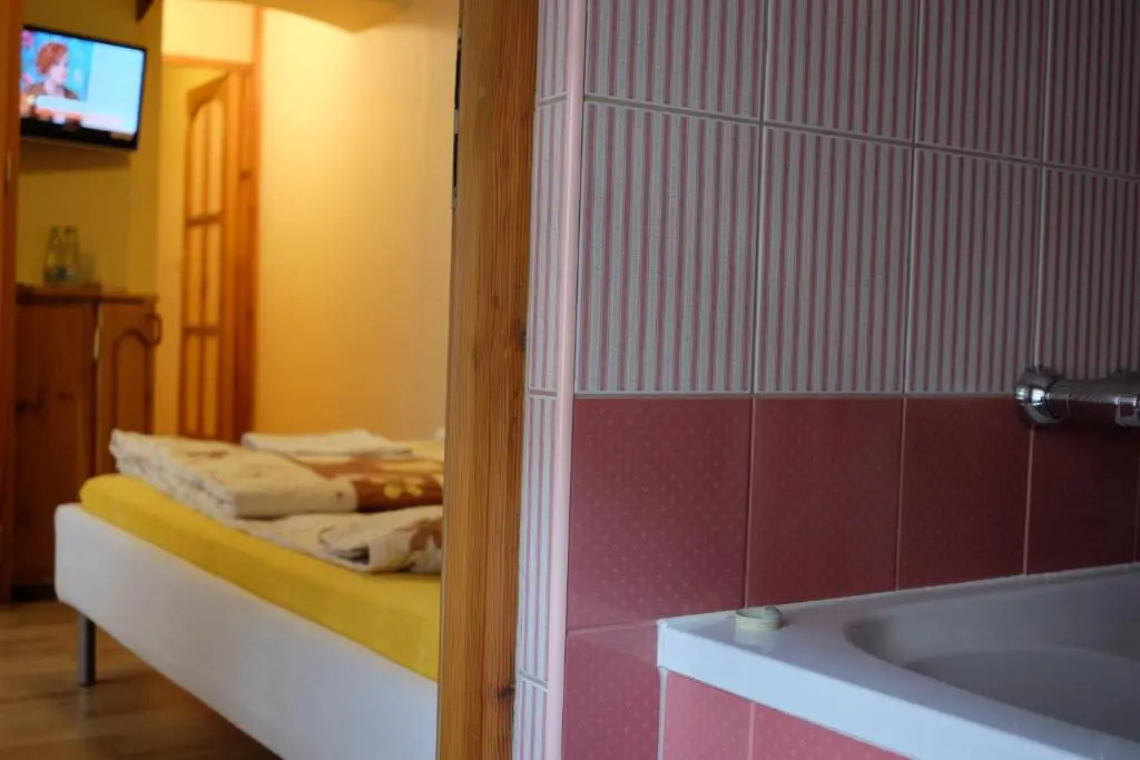 Academus - Pub, Rooms, Cider