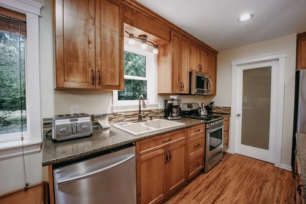 22mbr - Wi-fi - Fireplace - Pets Ok - Sleeps 8 4 Bedroom Cabin by Redawning
