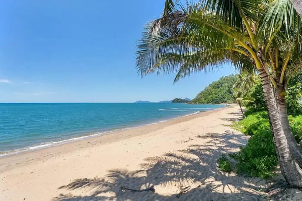 The Beach House 3BR Waterfront Apartment, Own WIFI