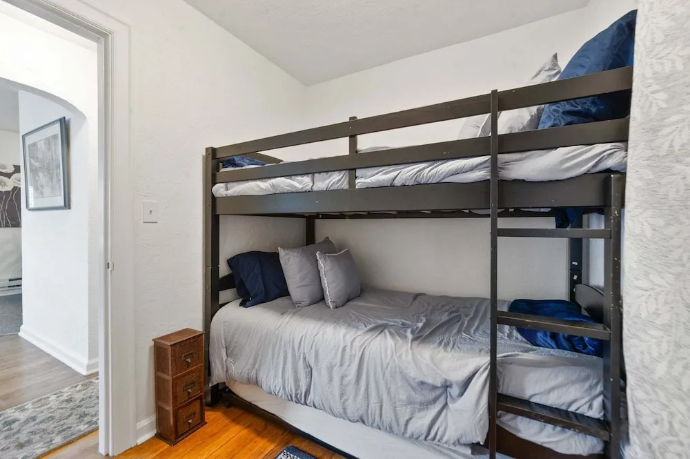 Blue Bungalow - Close To Downtown & Autzen 2 Bedroom Home