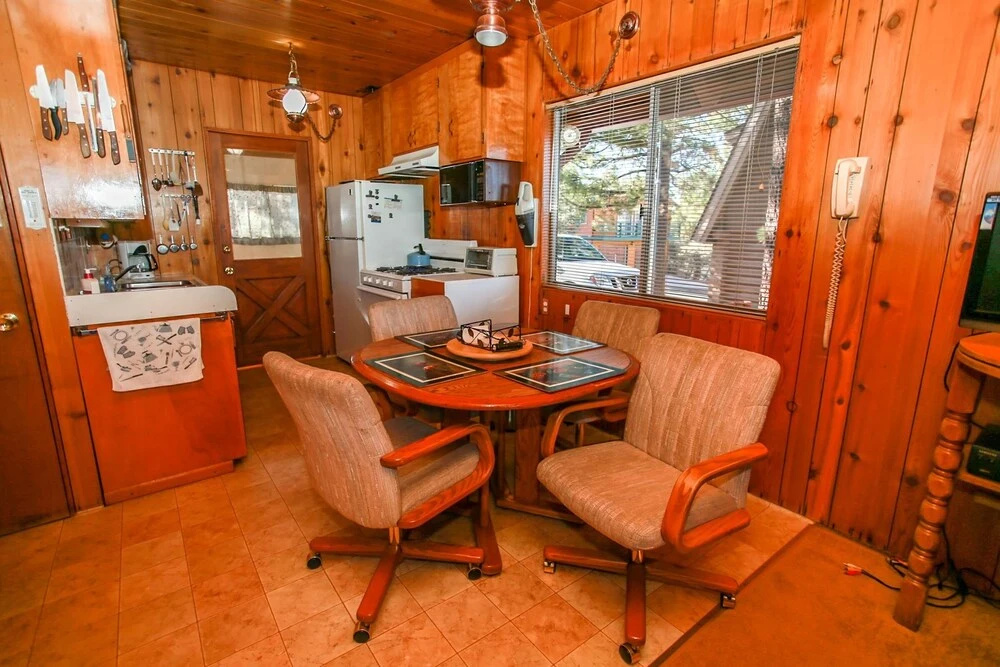 Kiwi Cabin -free Ski/snowboard Rental! - 3br/1ba/fireplace/barbeque/dvdplayer 3 Bedroom Home