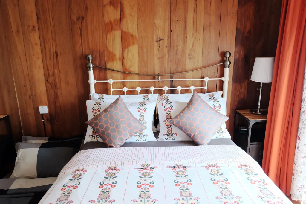 Rimrabeang Amphawa Cafe and Suite