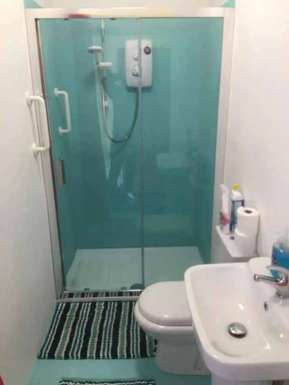 PAIGNTON S ONLY Ground floor Garden 2 Bedroom Apartment in front of the Pier & your Very own Private FREE Car space ,2 Double beds , 2 Single Beds , Kitchen , Air Fryer , 50 Blue ray Films ,Hotel Reception to Greet & Happily Help you