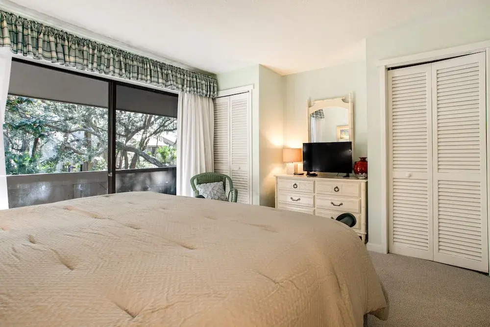 Wonderful Home Close to Everything W/shared Pool, Free Wifi, Central AC