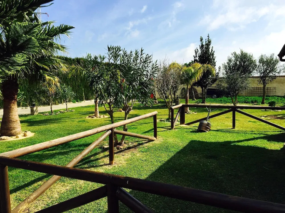 Bungalow With one Bedroom in Tarifa, With Wonderful Mountain View, Enclosed Garden and Wifi