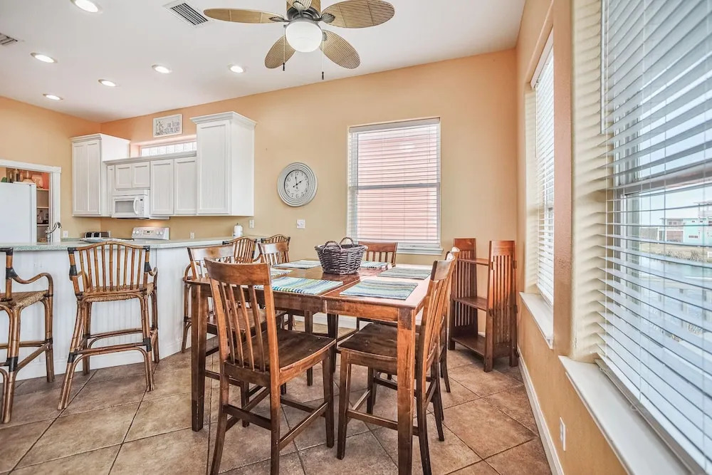 Villa Laguna - Pet Friendly Beach Gear Credit Included