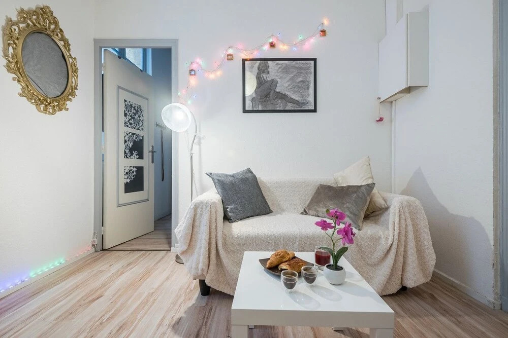 Charming Apartment On The Pedestrian Street Of The