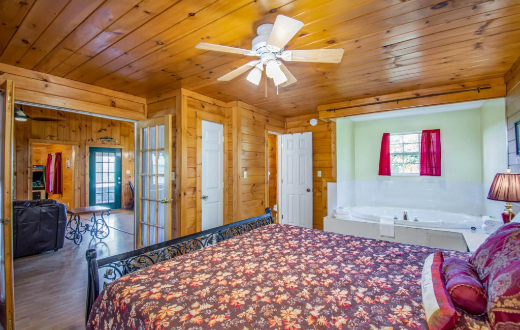 Ladybug Resort Romantic Cabin With Mountain Views, Game Room, Close to Dollywood