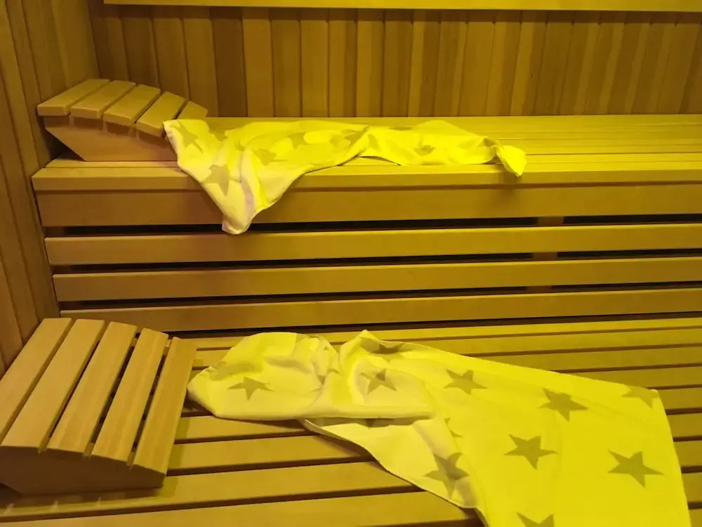 B&B Hotel GOLDENER HAHN - Hyggelige Budgetzimmer mit Panorama Hallenbad