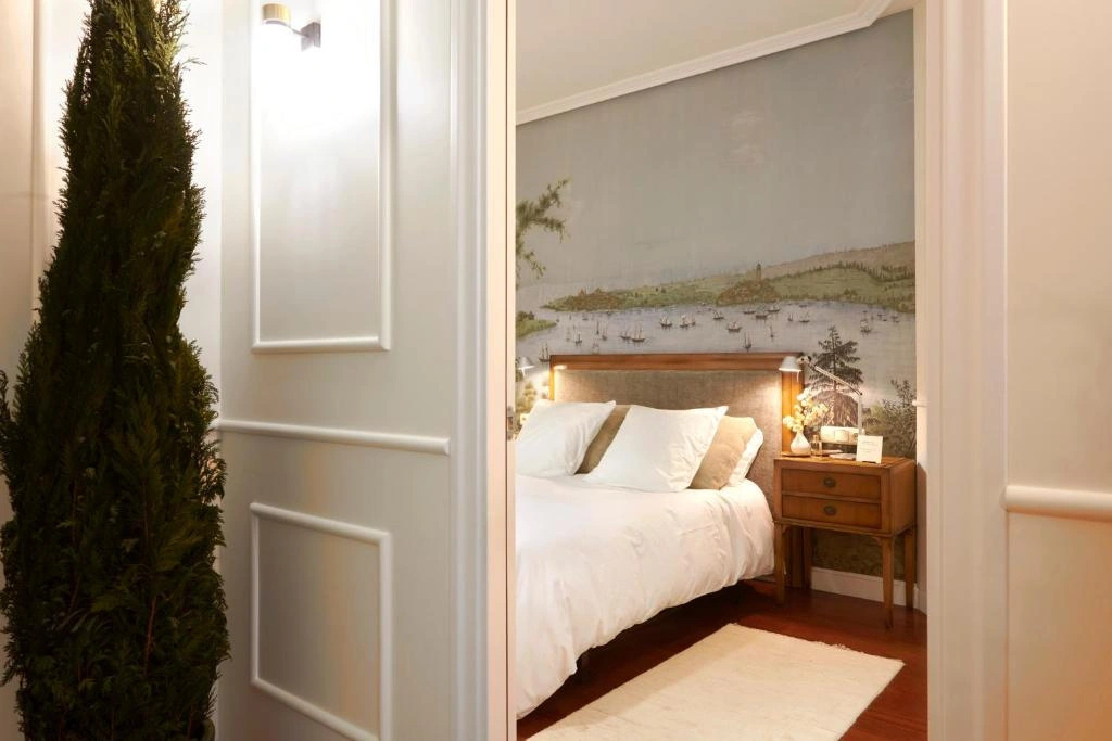Deluxe Apt-Views to historic Maria Cristina Hotel