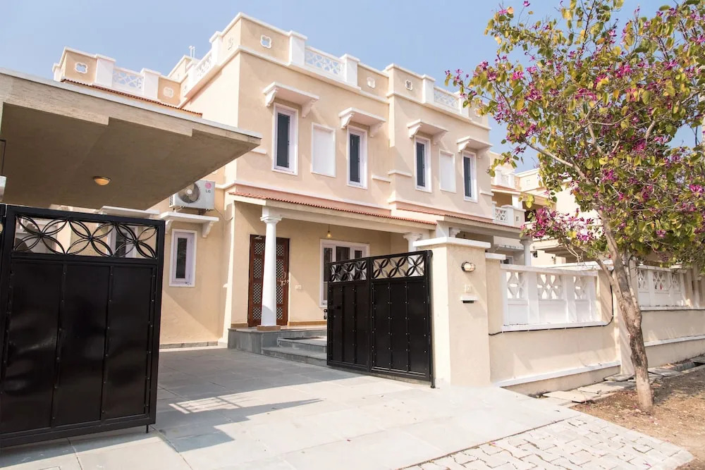 OYO Home 11064 Spacious 3BHK