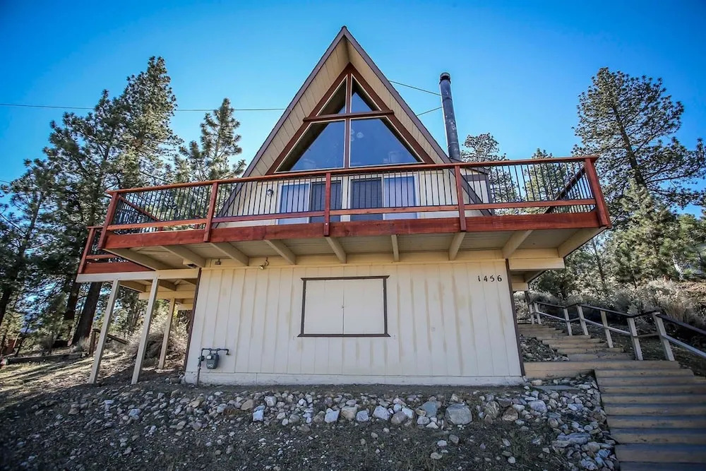 1632 - Meadow View Chalet by RedAwning