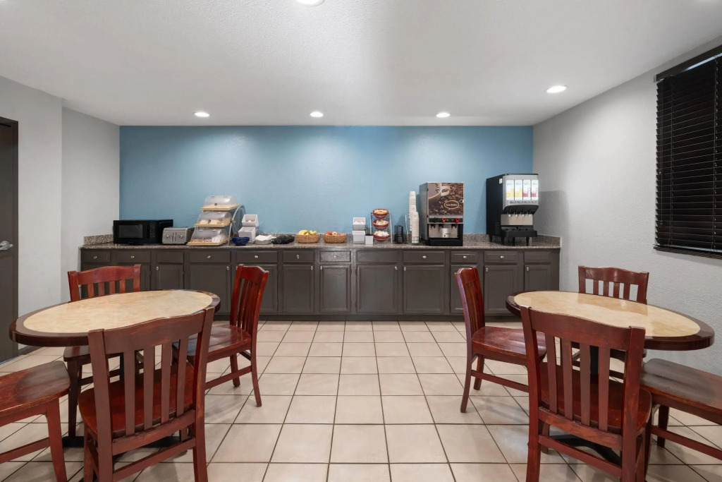 Days Inn by Wyndham College Park Airport Best Road