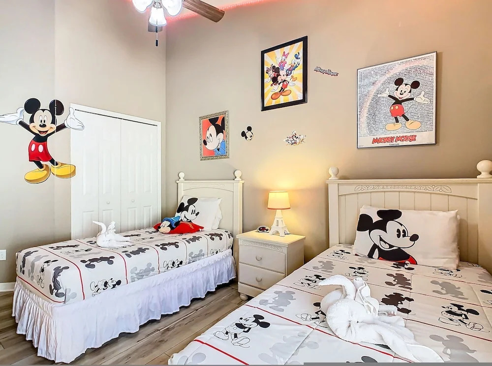 Screened pool, spa & game room Near Disney
