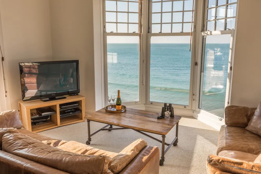 Waters Edge Apartment at Beach House