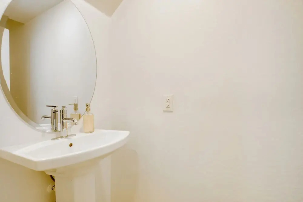 1 Mi to Intel Campus! Chandler Townhome w/ Pools