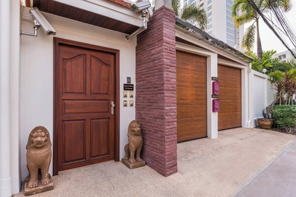 Luxury 2BR Pool Villa Pratamnak Soi5- 50m to Beach
