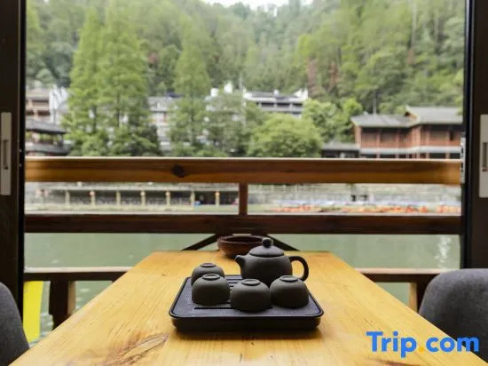 Sheyu Linjiang Homestay (Fenghuang Ancient Town Scenic Area Tuojiang)