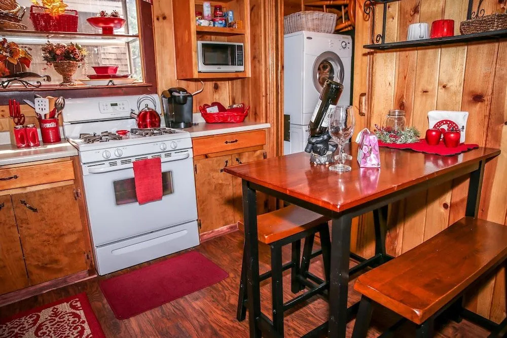 Little Bear Hug - 1 Br home by RedAwning