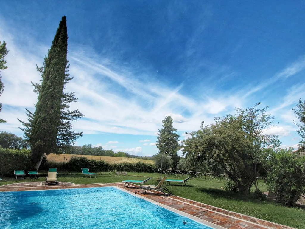 Apartment in a farmhouse with swimming pool