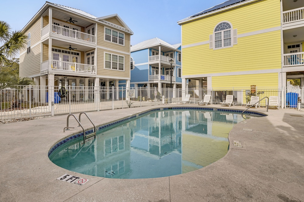 1 Block to Shore: Myrtle Beach Home w/ Pool Access