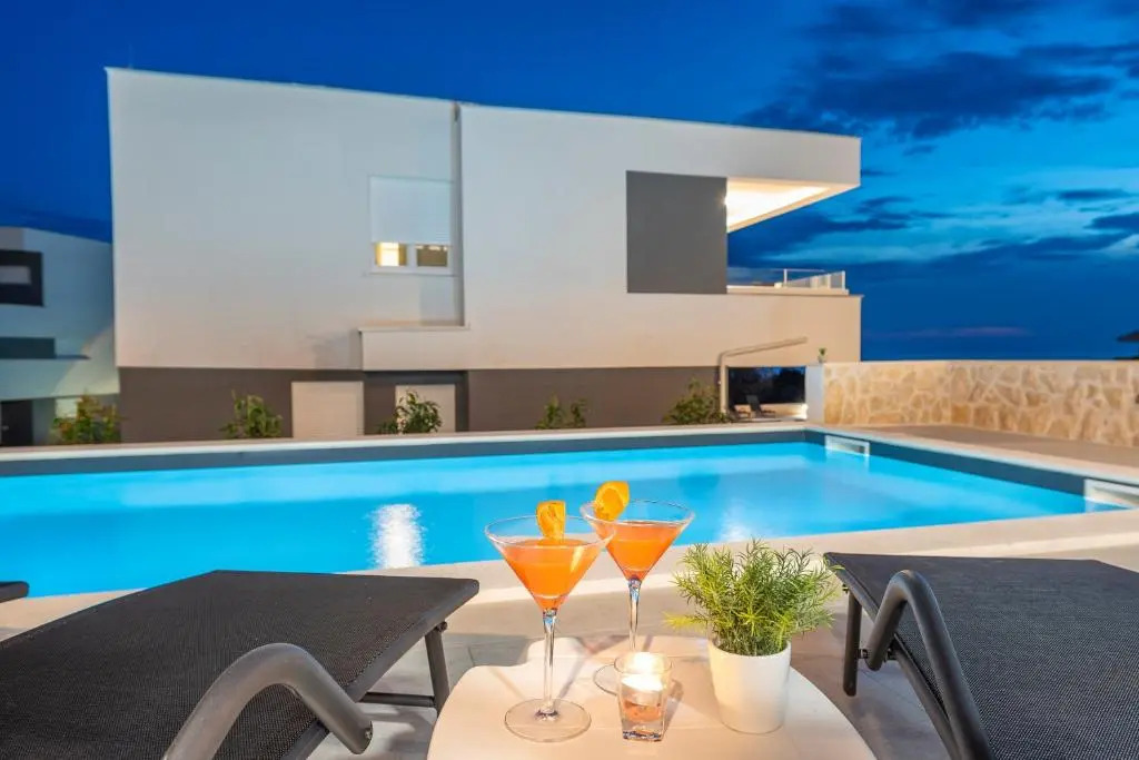 Villa Adria 4 luxury apartment with a pool