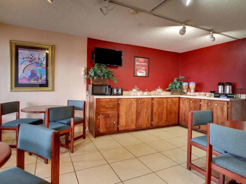 Econo Lodge North