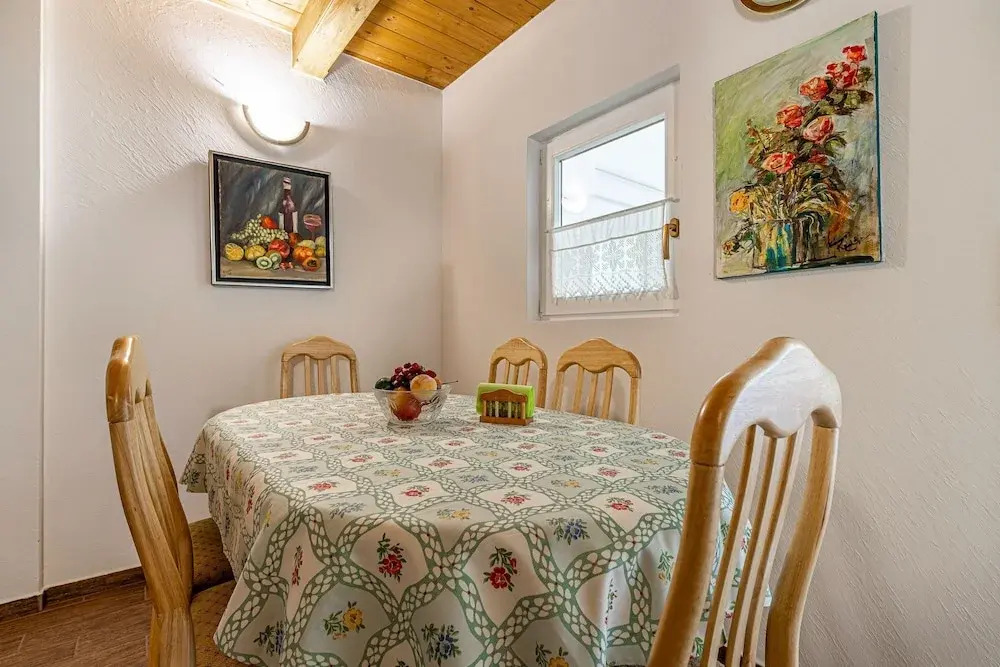 Ladybug House Nature Retreat w/ Jacuzzi - Happy Rentals
