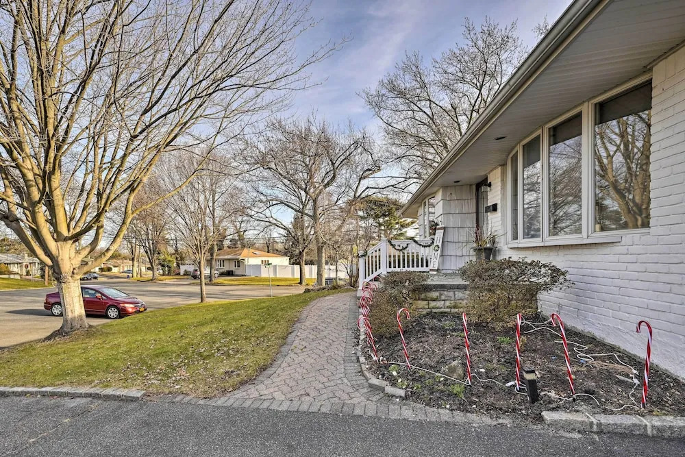 Quiet Commack Cottage w/ Pool, 8 Mi to Beach!