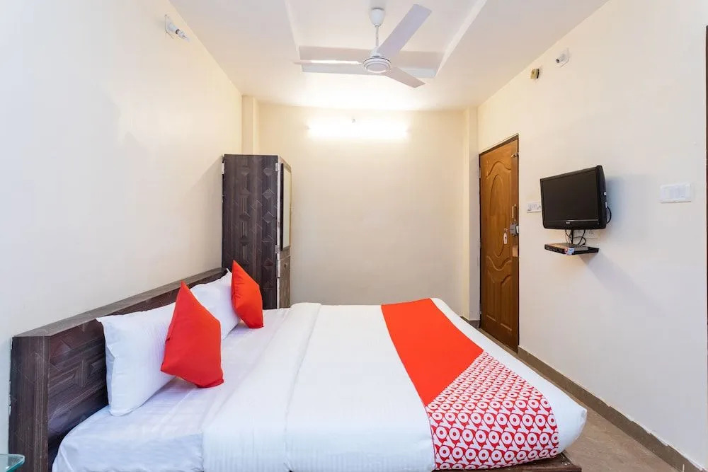 OYO 36211 Hotel Padma Palace