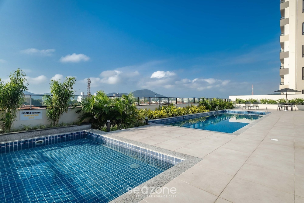 Estadia completa com piscina a 400m da Praia da Armação - SKL