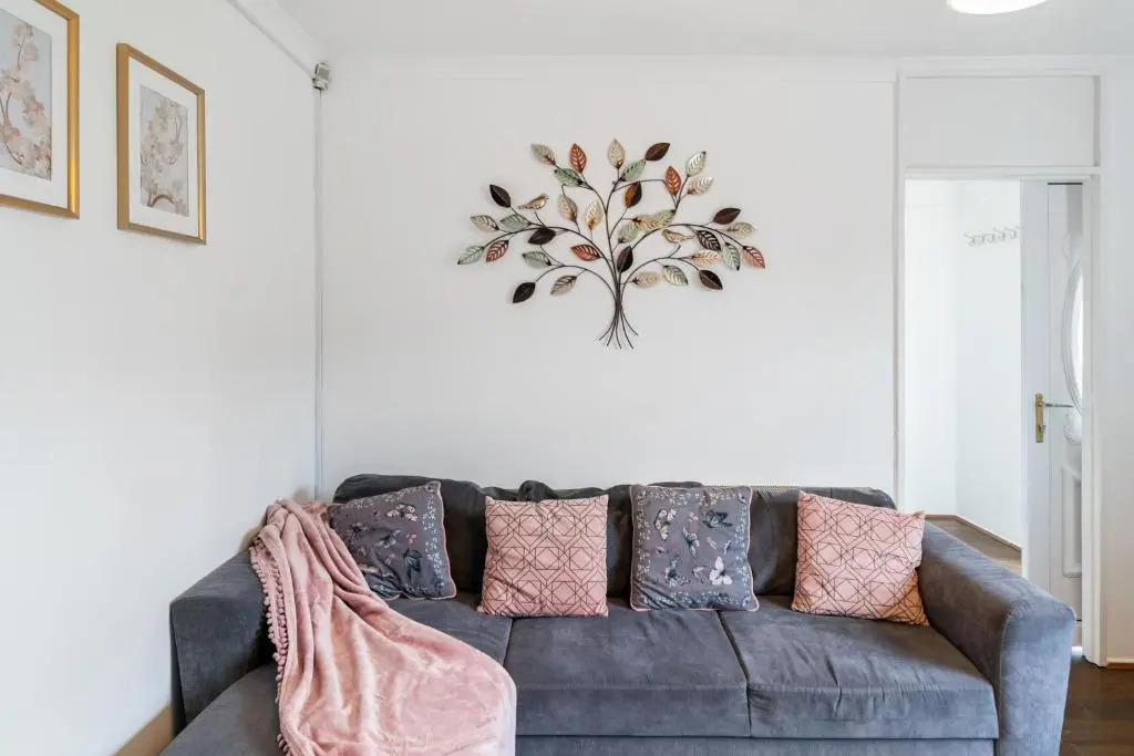 Dwellers Delight Living Ltd Serviced Accommodation, Chigwell, London 3 bedroom House, Upto 7 Guests, Free Wifi & Parking