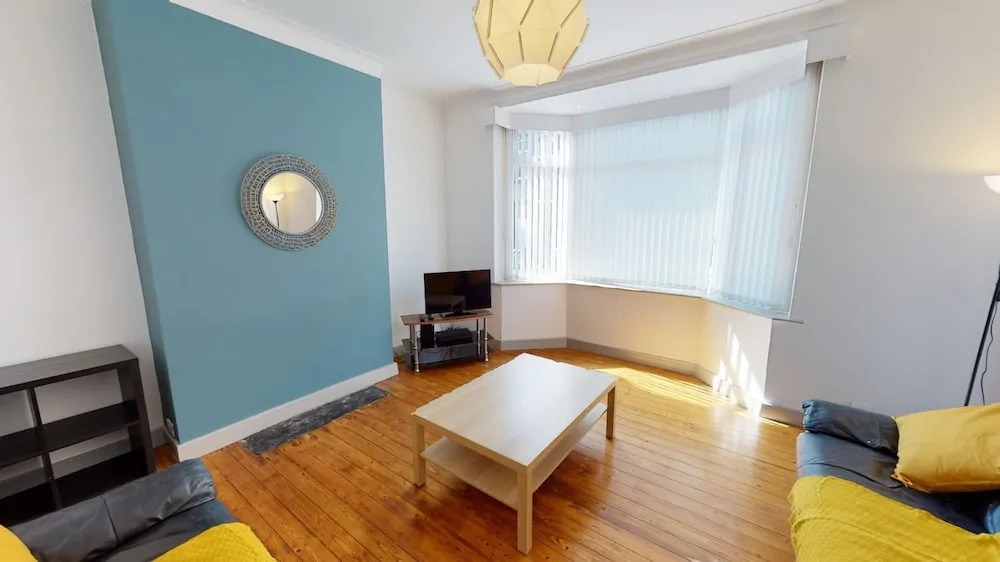 Stunning City Centre-uni Town House