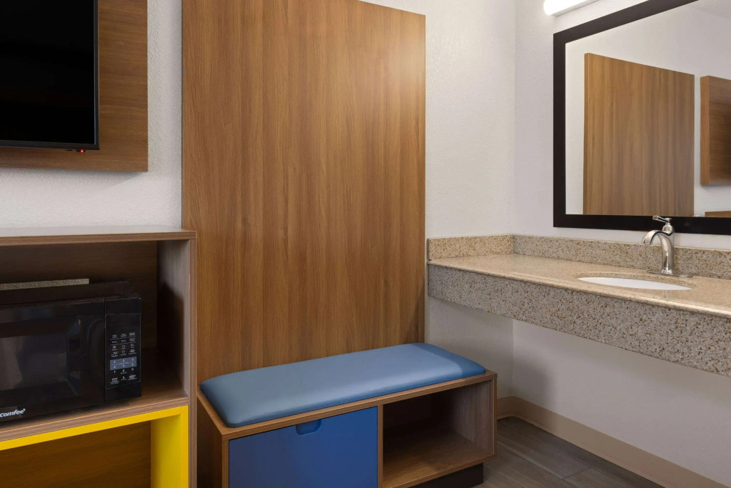 Days Inn & Suites by Wyndham Indianapolis Airport East
