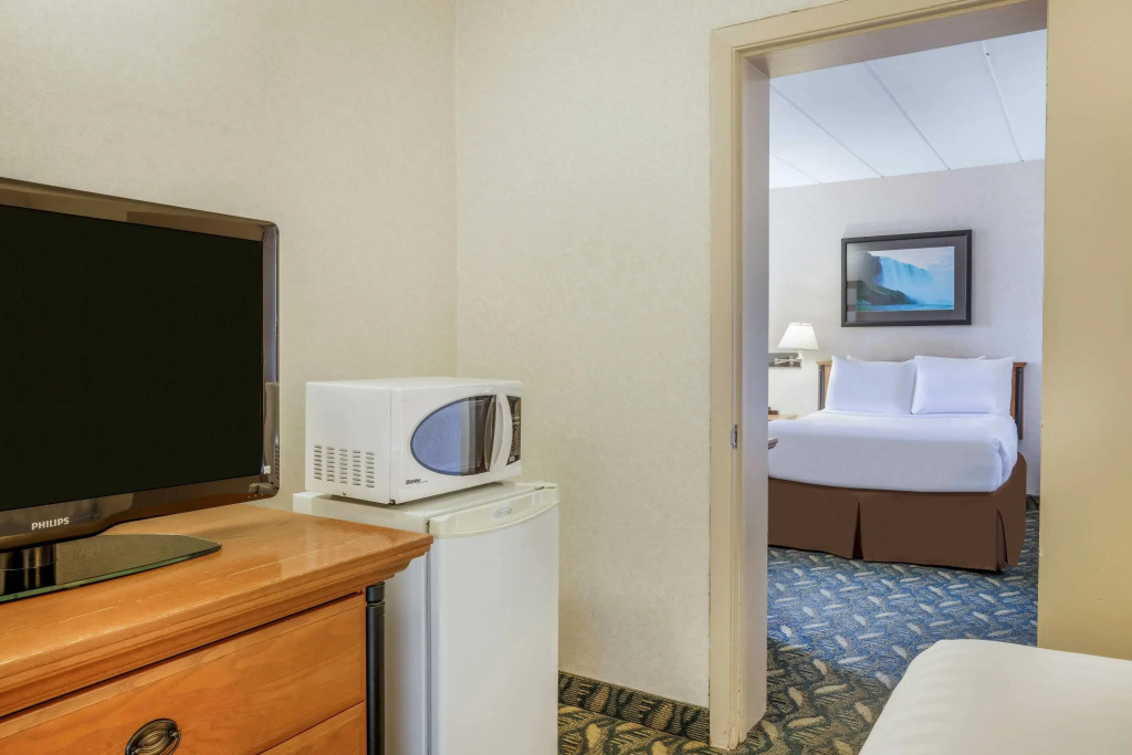 Travelodge by Wyndham Niagara Falls At the Falls